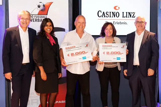 Bettina Rotschopf (2.v.re.) nahm den 2.000 Euro-Spendenscheck entgegen. | Foto: Cityfoto