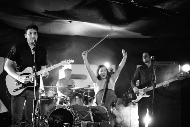 Die Linzer Indie-Pop-Band "Tonfabrik" präsentiert im Schl8hof ihr neues Album. | Foto: Tonfabrik