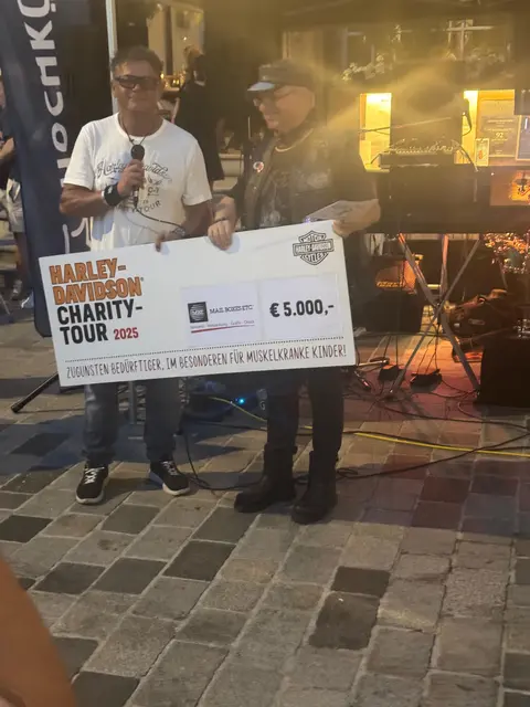 Die Firma MBE spendete an diesem Abend 5.000 Euro. | Foto: Braun