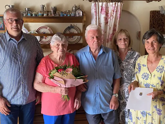Bgm. Franz Dam, Jubelpaar Erika und Friedrich Ehrentraud, Tochter des Jubelpaares Frau Schiller, Frau Mag. Stimmer von Bezirkshauptmannschaft. | Foto: Marktgemeinde Absdorf