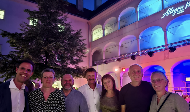 Als Dankeschön für die sportliche Gastfreundschaft luden Allegro Vivo und ihre Leiter, Franz Reiss und Vahid Khadem-Missagh, die Tischtennisspieler zu einem kleinen Konzert ein. | Foto: Reinhard Pleßl