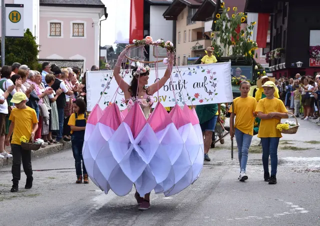 Der Obst- und Gartenbauverein Brixen nahm am Umzug teil.
 | Foto: Roswitha Wörgötter