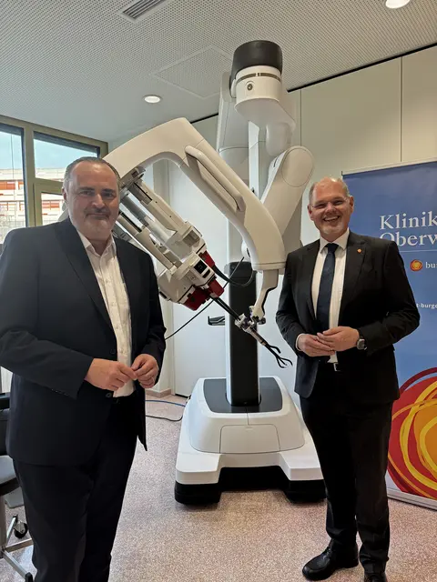 Landeshauptmann Hans Peter Doskozil und Franz Öller, Kaufmännischer Direktor der Gesundheit Burgenland, bei der Präsentation des neuen OP-Roboter-Systems | Foto: Gesundheit Burgenland