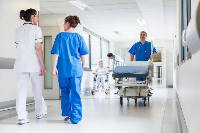 Forschende lassen mit einer Studie aufhorchen: Menschen ohne österreichische Staatsbürgerschaft Spitäler gehen nicht häufiger als Staatsbürgerinnen und Staatsbürger ins Spital, im Gegenteil. | Foto: stock.adobe.com/at/spotmatikphoto