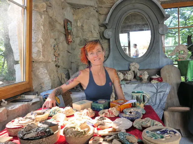 Melanie Hell mit Ihrer außergewöhnlichen, inspirierender Burgkeramik | Foto: Gerlinde Siebenhandl