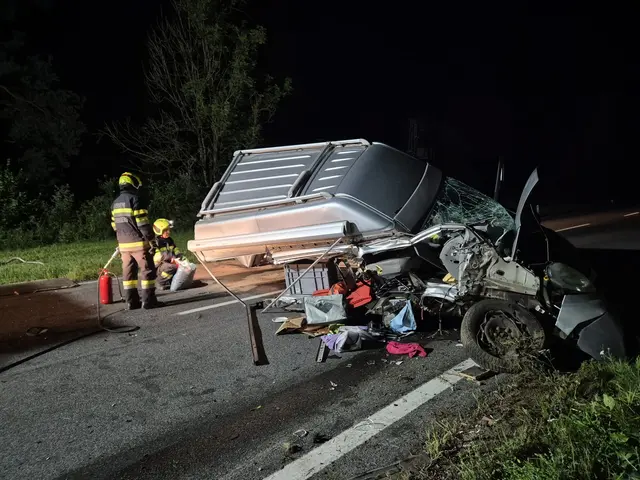 Aus unbekannter Ursache kam der Kleinbs von der Fahrbahn ab und kollidierte mit mehreren Straßenleitpflöcken und einem Brückengeländer. | Foto: FF Kaisersberg