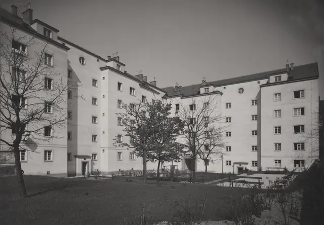 Mehrere Spaziergänge erzählen die Geschichten von Gemeindebauten wie jenem in der Brandmayergasse 27 in Margarethen. (Aufnahme um 1940) | Foto: Stadt Wien/Martin Votava