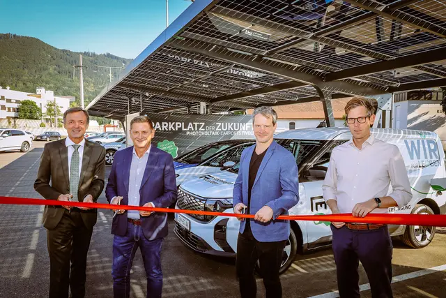 Der "Parkplatz der Zukunft" am Tivoli startet den Betrieb. Im Bild: Stadtwerkedirektor Ronald Schindler, Bürgermeister Kurt Wallner, Marko Jochen und Michael Braunsberger (v. l.) | Foto: Armin Russold
