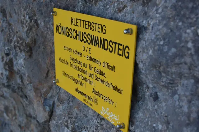 Tafel bei Einstieg Königsschusswand-Klettersteig | Foto: Rolf Majcen