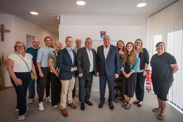 Bernhard Karnthaler empfing Bundeskanzler Christian (beide ÖVP, Mitte) Stocker in Lanzenkirchen. | Foto: Tobias Hübl