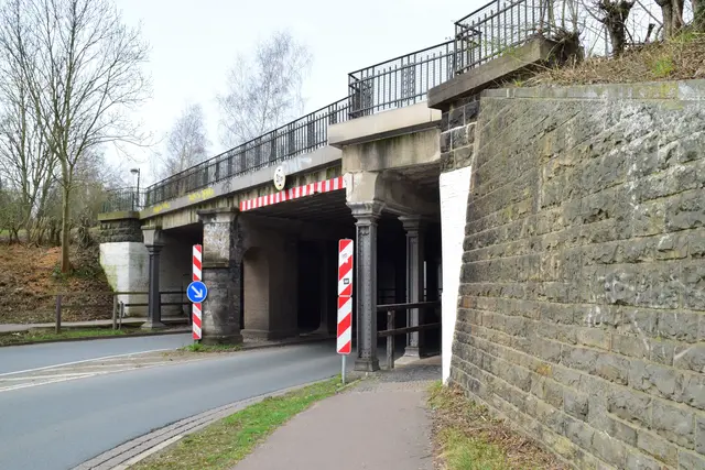 Der am Fahrzeug montierte Kran kollidierte mit der Eisenbahnunterführung auf der B83.(Symbolfoto) | Foto: stock.adobe.com/at/hydebrink 