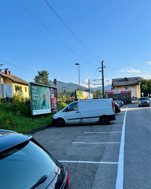 Ausweichmöglichkeit: Die Kurparkzone gegenüber ÖGK beim Bahnsteig wird aufgehoben und für Pendler freigegeben. | Foto: Stadtgemeinde Bad Ischl
