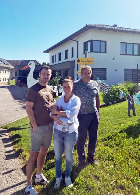 v. l.: Philipp Radler, Theo Blazek (Baby), Karin Blazek und Bürgermeister Engelbert Pichler | Foto: Marktgemeinde St. Peter