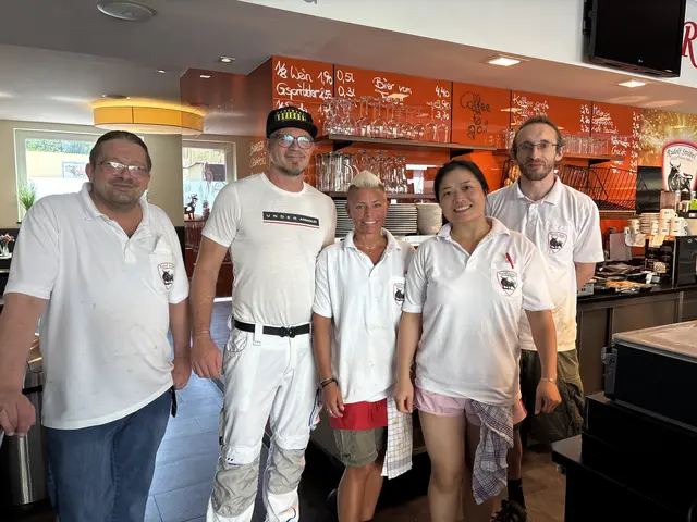 Gerhard Fischer-Friedl, Fudolf Ströbel, Bianca Schindler, Mo Höllmüller und Jürgen Sommer im Tullnerbacher Geschäft. | Foto: Marlene Trenker