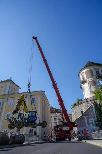 Während des Einsatzes musste die Brücke über die Steyr sowohl für den Fahrzeugverkehr als auch für Fußgänger und Radfahrende gesperrt werden. Als Ausweichmöglichkeit stand der Museumssteg zur Verfügung. | Foto: Freiwillige Feuerwehr Steyr