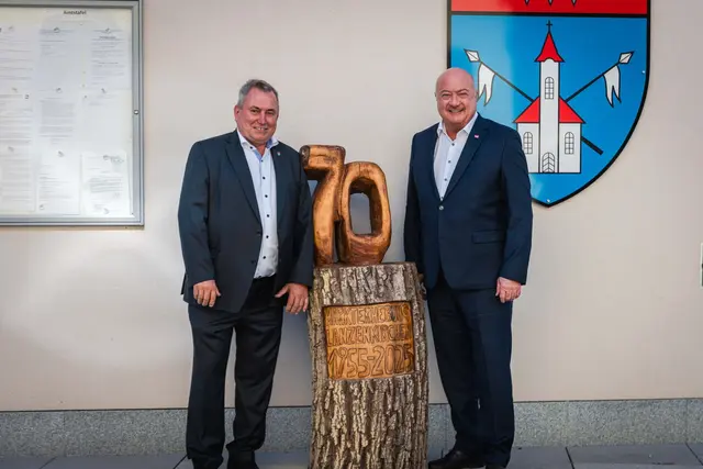 2025 feiert Lanzenkirchen 70 Jahre Marktgemeinde. Bürgermeister Bernhard Karnthaler zeigte Bundeskanzler Christian Stocker (beide ÖVP) das "Denkmal". | Foto: Tobias Hübl