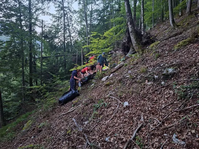 Die verunfallte Wanderin wurde von den Ischler Einsatzkräften in steilem Gelände erstversorgt und geborgen. | Foto: Bergrettung Bad Ischl