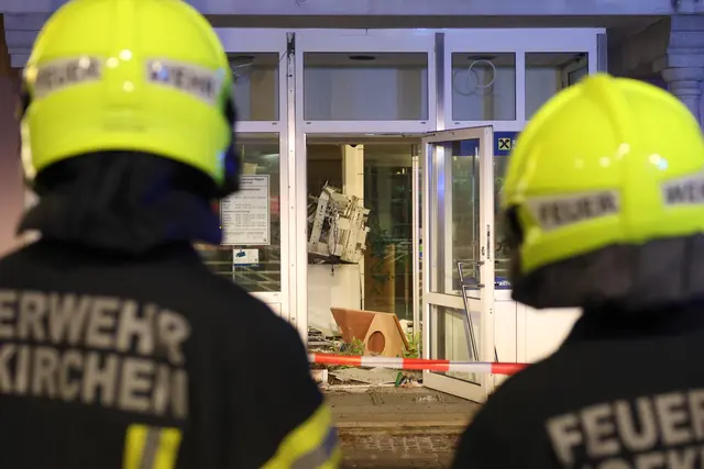 Ein Bild der Zerstörung: Die Bankfiliale in Hofkirchen.  | Foto: laumat/Matthias Lauber