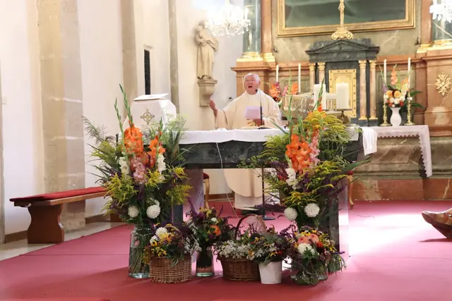 Bei der Messe zu Mariä Himmelfahrt konnte die neue Fahne präsentiert werden. | Foto: Erich Mladensich