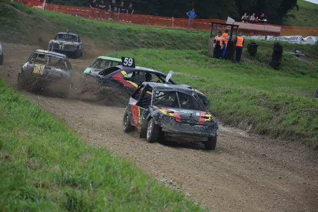 Beim Dorfduell dreht sich alles ums Thema Motorsport (Foto vom Stockcar-Rennen in Schwand). | Foto: Petra Langmaier