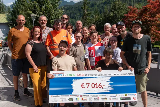 Das Festivalteam mit Mitarbeitern und Klienten der Lebenshilfe in Schwarzach | Foto: Tamara Stocker