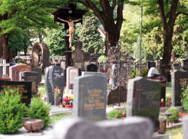 Auf einem Innsbrucker Friedhof soll eine Frau in einem Sarg ohne Deckel begraben und die Totenruhe gestört worden sein.  | Foto: Stadt Innsbruck