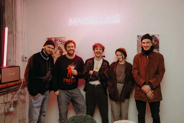 Auch Firmenevents, wie hier von Maybelline, finden in "die Schöne" statt. Von links nach rechts sind hier Künstler Rudi Fitz, Geschäftsführer Michael Ledl, Mathias Stöckl vom Printerhof, Ruth Scherer für Social Media und Daniel Renz als Shop Head zu sehen. | Foto: volume.at / Simon Valderrama