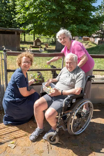 Landesrätin Christiane Teschl-Hofmeister beim Besuch des Tiergeheges mit Bewohnerin Johanna Mantler und Bewohner Gerhard Wiltner. | Foto: NÖ LGA / Robert Herbst