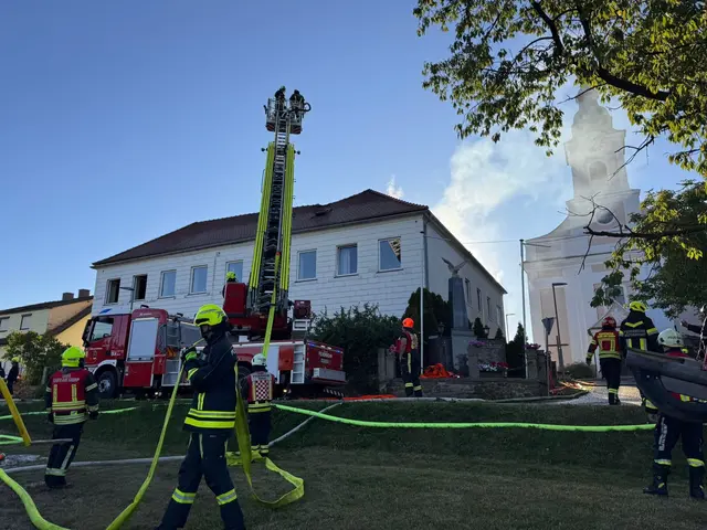 Sieben Feuerwehren rückten mit insgesamt 17 Fahrzeugen und 78 Einsatzkräften an, um das Feuer unter Kontrolle zu bringen. | Foto: Feuerwehr Horn