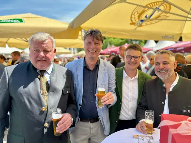 Persönlichkeiten aus dem Bezirk trinken gerne einen Schluck Bier - wie Honorarkonsul Stöger, Bürgermeister Göd, Abgeordneter Linsabauer oder der Geschäftsführer der Amethyst Welt Maissau, Stark.  | Foto: Markus Kahrer
