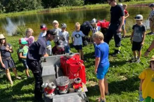 Aus einem Teich wurde Wasser gepumpt. | Foto: FF Hellmonsödt