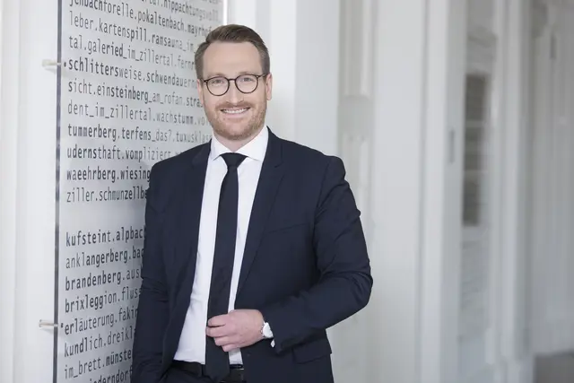 Wohnbaureferent LHStv Wohlgemuth: „Mit der Initiative ‚Sicheres Wohnen‘ geben wir den Menschen in Tirol bis Jahresende noch finanzielle Unterstützung an die Hand, um ihre Häuser und Wohnungen wirksam zu sichern.“
 | Foto: Land Tirol/Sedlak