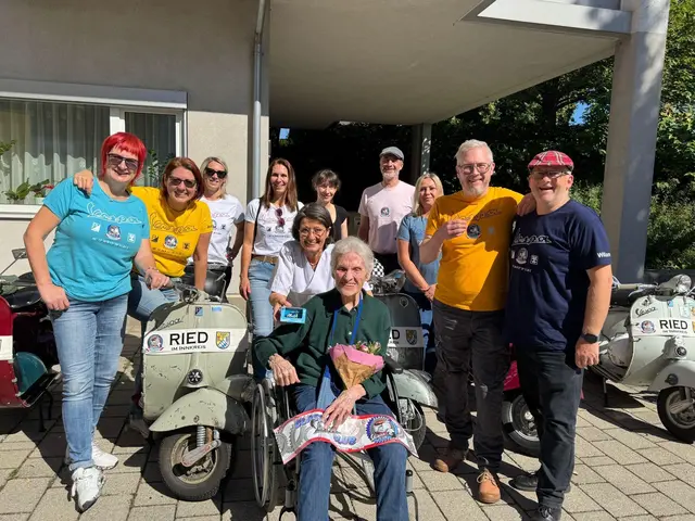 Die Mitglieder des „Classic Vespa Club Ried im Innkreis“ besuchten Rosa zu ihrem 96. Geburtstag und ernannten sie zu einem Ehrenmitglied. | Foto: Rotes Kreuz Salzburg