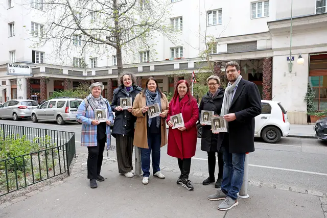 v. l.: Studienprojektleiterin Kuretsidis-Haider, Rundgang-Leiterin Steinthaler, Wohnbaustadträtin Gaál (SPÖ), Lessing (Vorständin des Nationalfonds der Republik Österreich für Opfer des Nationalsozialismus), Wiener Wohnen-Direktorin Ramser und Kranebitter (geschäftsführender wissenschaftlicher DÖW-Leiter) | Foto: Stadt Wien/Martin Votava