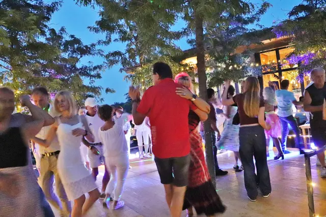 Bei der Sommertanznacht wird zu Discofox, Bachata oder Salsa das Tanzbein geschwungen. | Foto: Edith Ertl