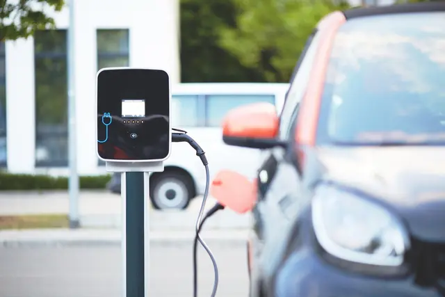 Jeder Carport-Parkplatz verfügt über eine E-Ladestation, die mit dem vor Ort produzierten Strom betrieben wird. (Symbolbild) | Foto: Pixabay/andreas160578