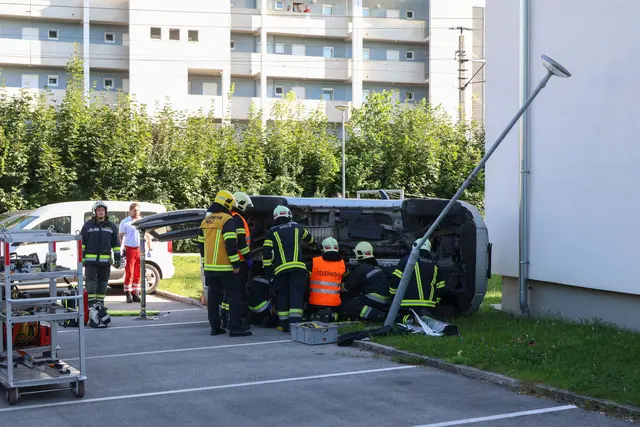Beim Parken rammte eine Lenkerin in der Welser Vogelweide einen Lichtmast – das Auto stürzte auf die Seite – die Frau war im Wagen eingeschlossen. | Foto: laumat.at