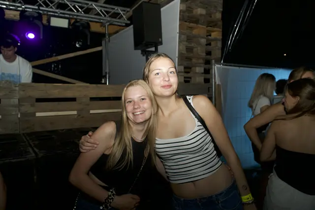 Pia und Amelie vor dem DJ-Pult. | Foto: Smetana