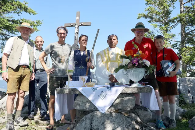 Almmesse am Gipfel des Plansteines auf der Siebenhüttenalm: Göstlings Bürgermeister Fritz Fahrnberger, Mesner Sigfried Rettensteiner, Halterpaar Christoph und Birgit Hagen, Obmann Schiclub Göstling und Robert Fahrnberger mit "Sekretär" Maximilian Bayer | Foto: Schiclub Göstling-Hochkar