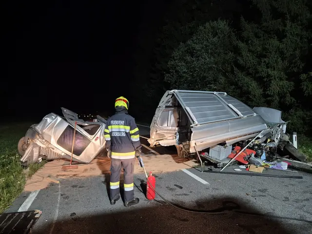 Bei einem Verkehrsunfall Montagabend auf der L518 in Richtung Kraubath wurde ein Kleinbus in zwei Hälften zerrissen.
 | Foto: FF Kaisersberg