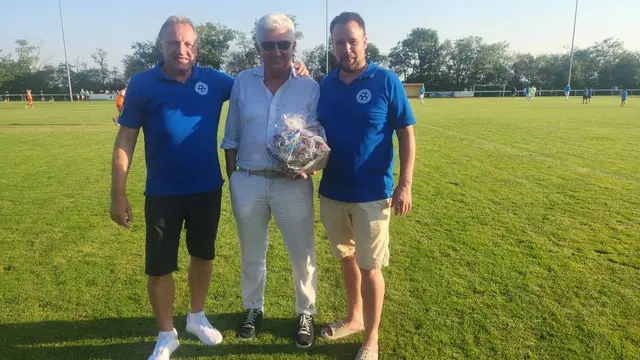 Langjähriger Unterstützer Rudi Mikula (Mitte) wurde zu seinem 70. Geburtstag gratuliert. | Foto: ASV Neudorf/Parndorf