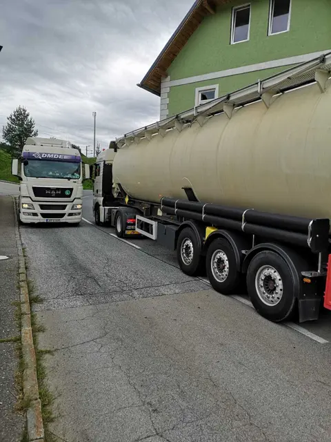 Der LKW-Verkehr "zwängt" sich durch Passering auf der L83 Krappfeld Landesstraße.
| Foto: Privat