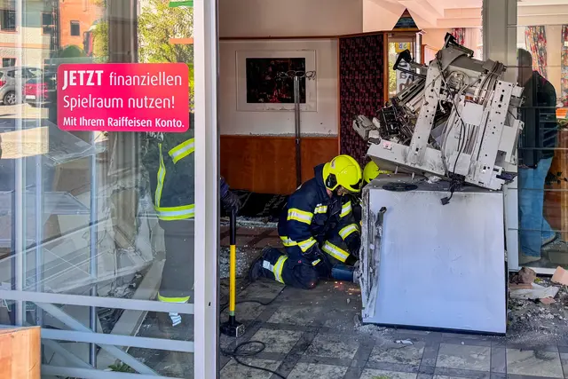 Ein Bild der Zerstörung: Die Bankfiliale in Hofkirchen.  | Foto: TEAM FOTOKERSCHI / e-STEYR