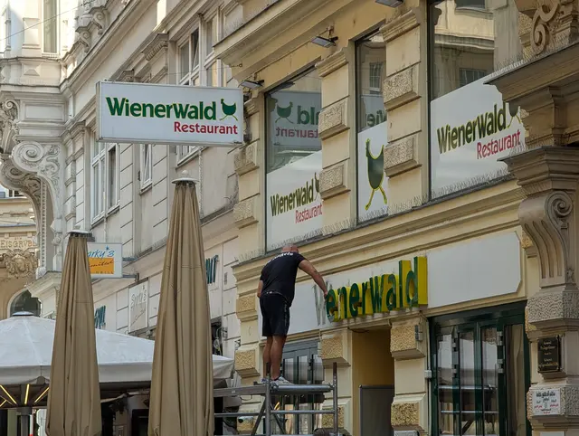 Kurz nach Bekanntwerden der "Wienerwald"-Insolvenz: Abbauarbeiten bei der Filiale in der Goldschmiedgasse. Auch weitere Standorte sind seitdem geschlossen. | Foto: Fabian Franz/MeinBezirk
