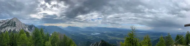 "PANORAMABLICK" über die Kärntner Berge - vom Mittagskogel links hinunter zum Faakersee, weiter zum Wörthersee und abschließend das Gipfelkreuz von der Ferlacher Spitze. 