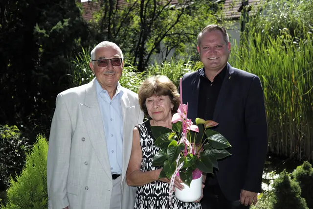 Anlässlich 50 Jahre Eheglück schaute Bürgermeister Christian Samwald bei Franziska und Josef Santrucek vorbei. | Foto: Santrucek