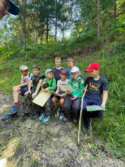 Gemeinsam meisterten die Kinder spannende Aufgaben bei der Schnitzeljagd | Foto: Ferienprogrammteam Katrin Aigner