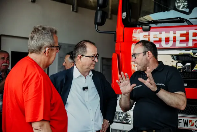 Der Zwettler Feuerwehr-Kommandant Andreas Ganglberger (r.) präsentierte dem Landesrat die Ausrüstung. | Foto: Sophie Ganglberger