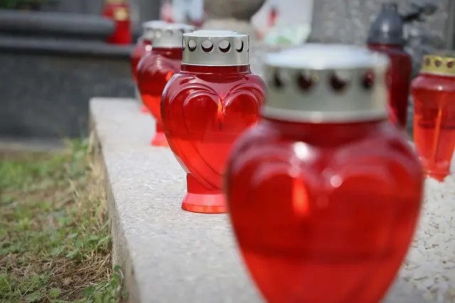 Das Bestattungsunternehmen bestreitet die Vorwürfe und betont regelkonforme Beisetzung. | Foto: Pixabay