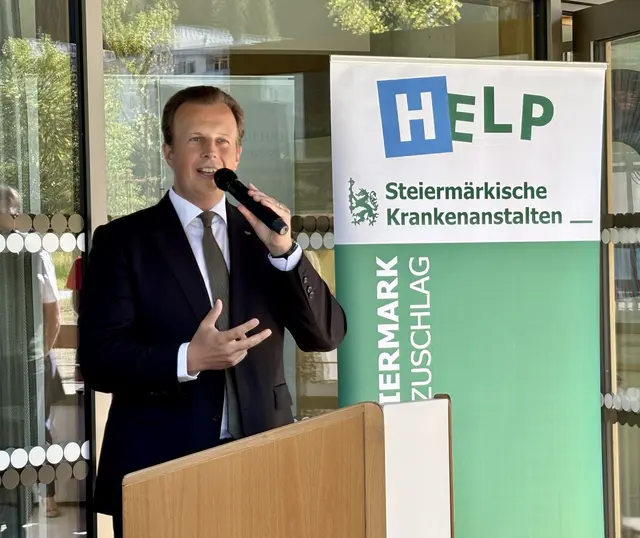 Gesundheitslandesrat Karlheinz Kornhäusl zeigte sich von der Anzahl der durchgeführten Endoskopien in Mürzzuschlag beeindruckt.  | Foto: Angelina Koidl